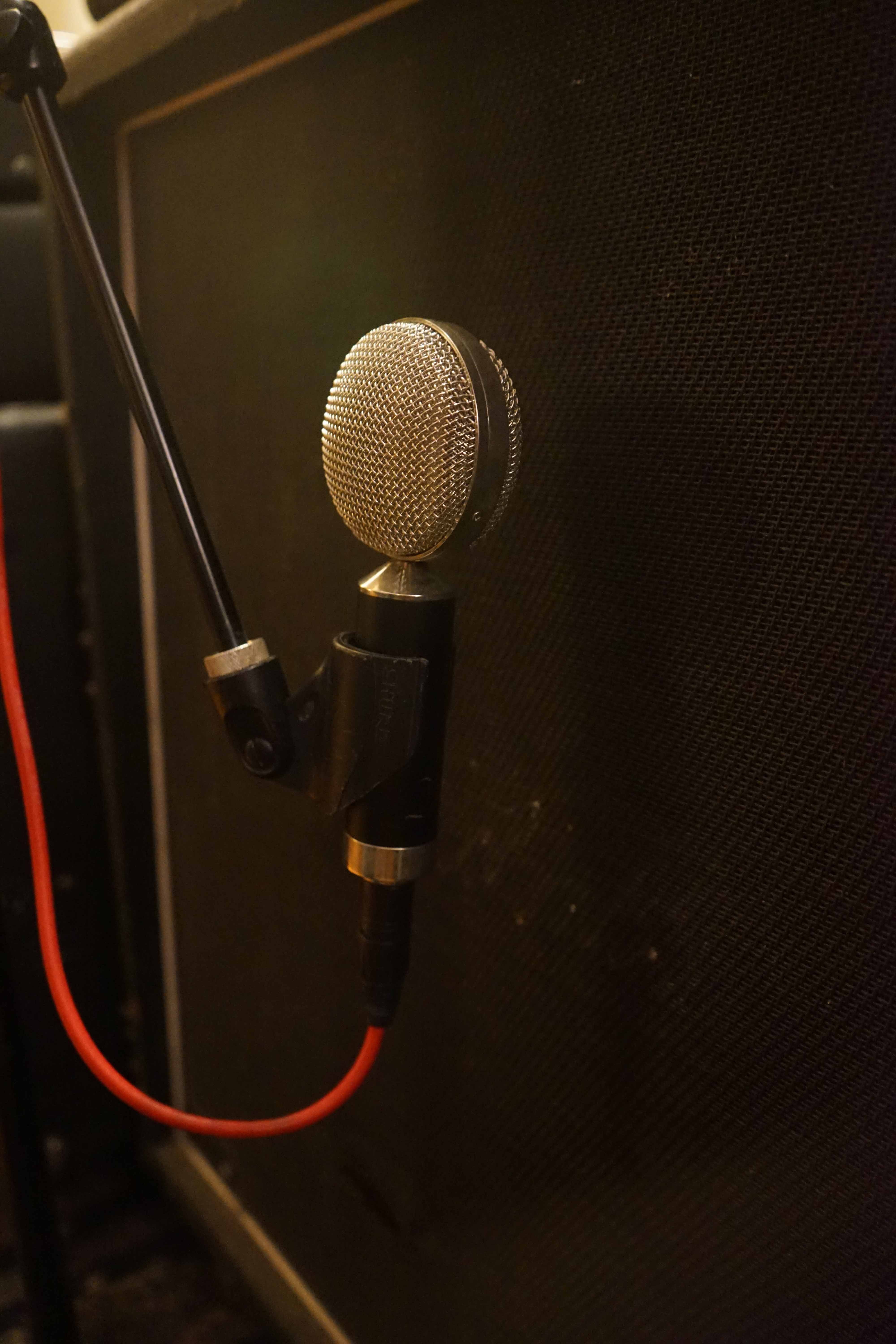 Ribbon microphone placement on guitar cab