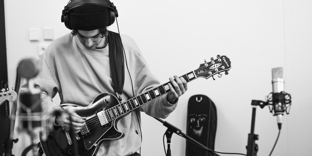 Home-Recording-Tips-When-to-Record-Direct-and-When-to-Use-a-Microphone.png