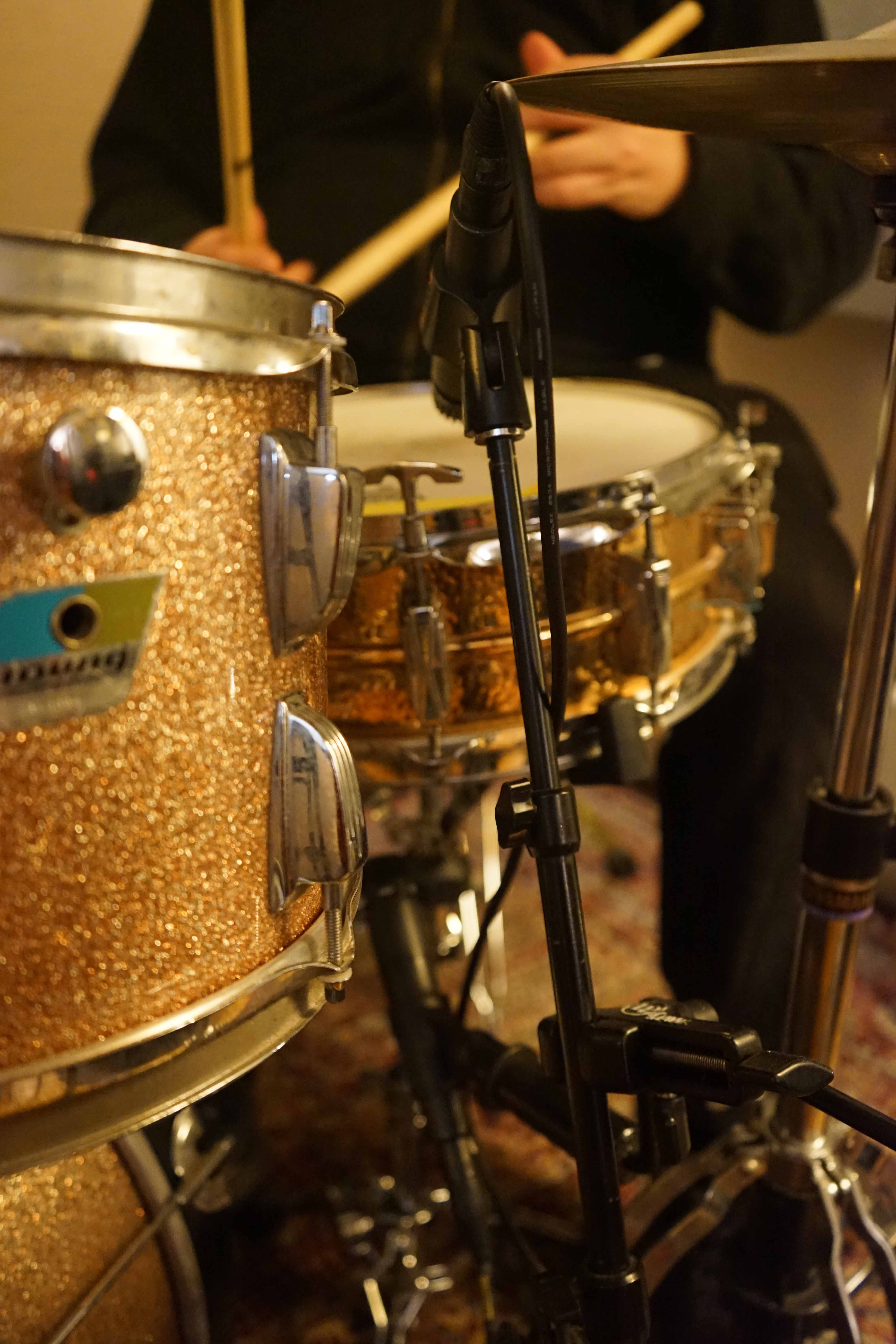 Top microphone placement on snare